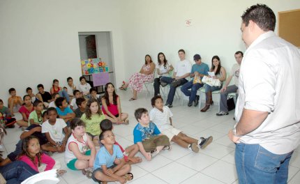 Acadêmicos promovem conscientização ambiental em escola